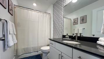 Secador de pelo, bidé, toallas y jabón