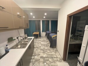 Private kitchen - Adorable apartment in Istanbul,5 meters from the window is a mountain view park, (İstanbul)