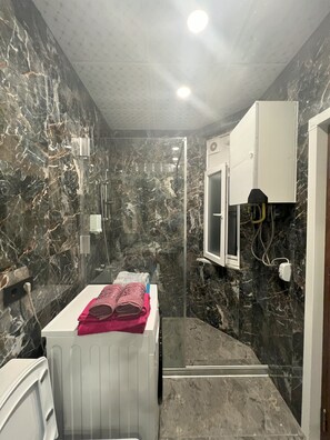 Shower, hair dryer, towels, soap - Adorable apartment in Istanbul,5 meters from the window is a mountain view park, (İstanbul)