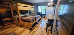 3 bedrooms, iron/ironing board, WiFi, bed sheets - ON the Salmon River! (Pulaski)