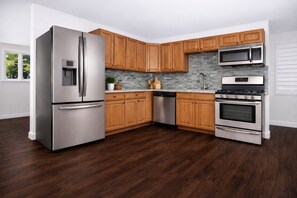 Refrigerador, microondas, horno y parrilla de estufa 