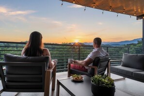 Property grounds - Rooftop w/ Mtn & Sunrise Views, Hot Tub, Indoor Pool, Near Dollywood & PS5 (Pigeon Forge)