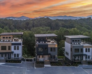 Exterior - Rooftop w/ Mtn & Sunrise Views, Hot Tub, Indoor Pool, Near Dollywood & PS5 (Pigeon Forge)
