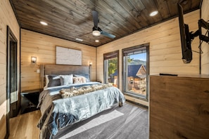 5 bedrooms, iron/ironing board, travel crib, free WiFi - Rooftop w/ Mtn & Sunrise Views, Hot Tub, Indoor Pool, Near Dollywood & PS5 (Pigeon Forge)