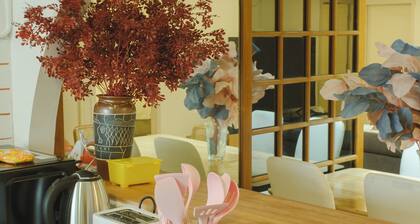 Large unit for 8 people, in the city center of Silom, suitable for large groups