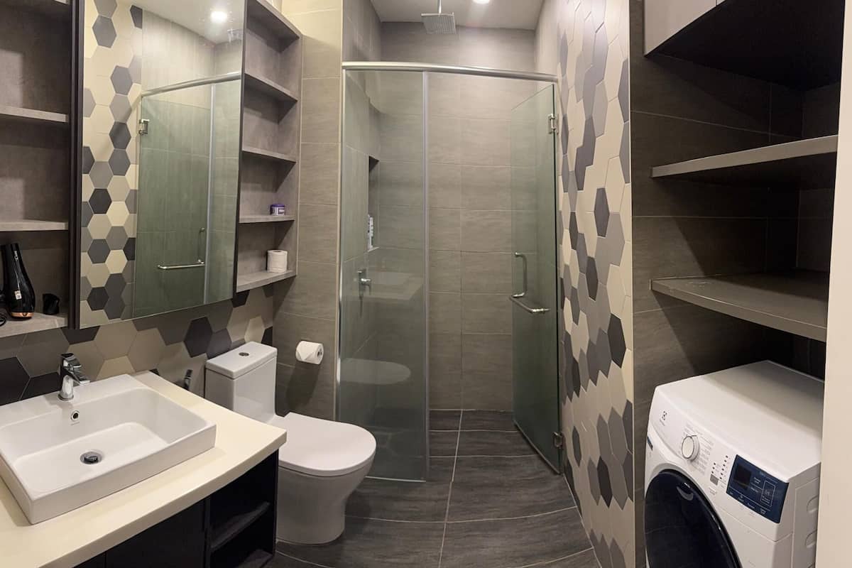 Deluxe Triple Room, City View | Bathroom