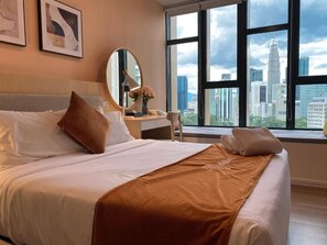 Deluxe Double Room, City View | Living area