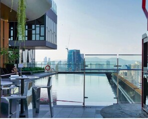 Een binnenzwembad en een buitenzwembad