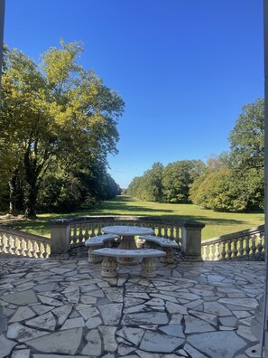 Outdoor dining - 19th-Century Chateau in Loire Valley, private pool 106 acres of stunning grounds (Hommes)