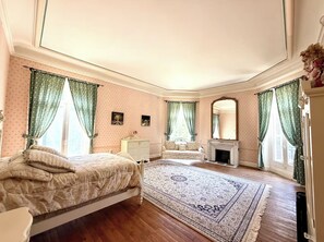 6 bedrooms, iron/ironing board, WiFi, bed sheets