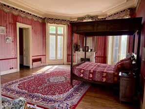 6 bedrooms, iron/ironing board, WiFi, bed sheets - 19th-Century Chateau in Loire Valley, private pool 106 acres of stunning grounds (Hommes)