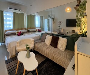 Studio Signature, 1 grand lit et 1 canapé-lit, balcon, vue ville | Coin séjour