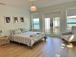 4 bedrooms, iron/ironing board, WiFi, bed sheets - Cedar Creek lakefront, open water views (Kemp)