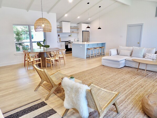 Interior - Cedar Creek lakefront, open water views (Kemp)