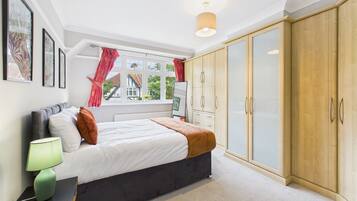 4 bedrooms, iron/ironing board, WiFi, bed sheets