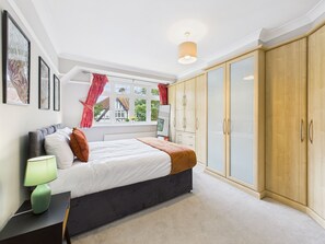 4 habitaciones, tabla de planchar con plancha, wifi y ropa de cama 