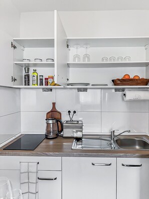 Microondas, horno, placa de cocina y lavavajillas