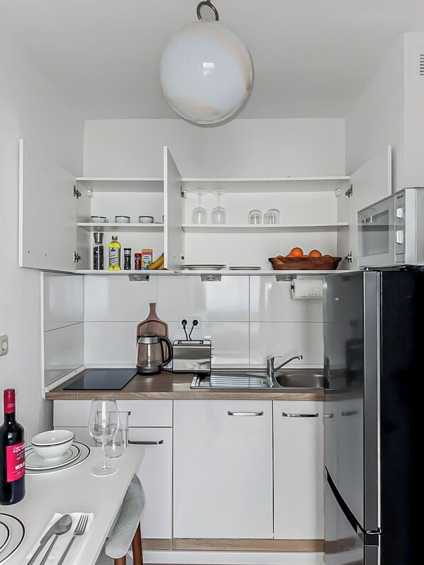Mikrovågsugn, ugn, spishäll och diskmaskin