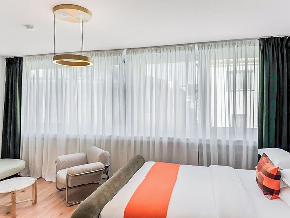 1 dormitorio, tabla de planchar con plancha, wifi y ropa de cama