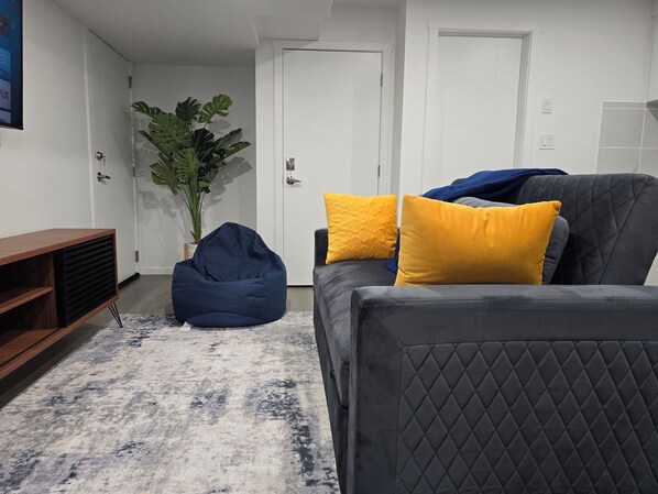 Smart TV - Stylish basement suite in Orchards SW Edmonton (Edmonton)