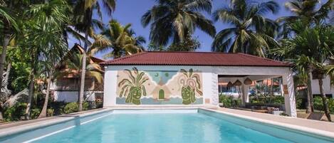 Una piscina al aire libre