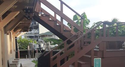 Charming 2-bedroom cottage in superb Marco Island with AC