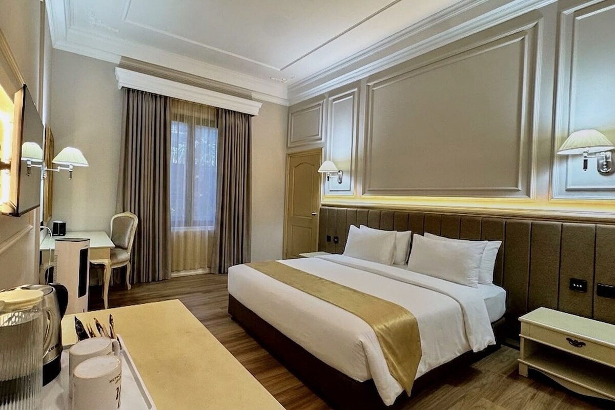 Deluxe Palace Queen (With Air Cooler) | Bed sheets
