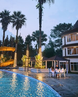 Una piscina al aire libre