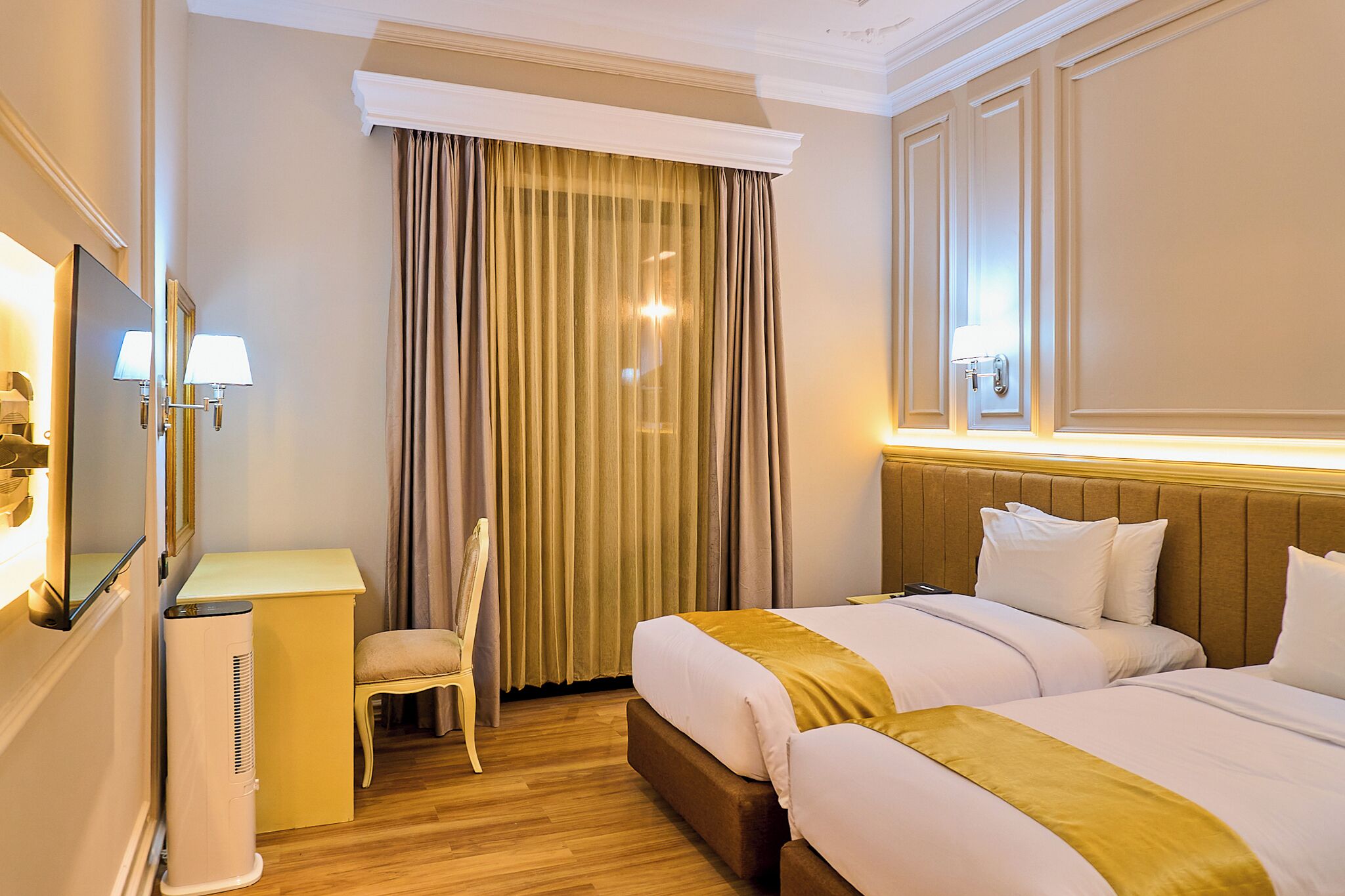 Deluxe Palace Balcony Twin (With Air Cooler) | 床单