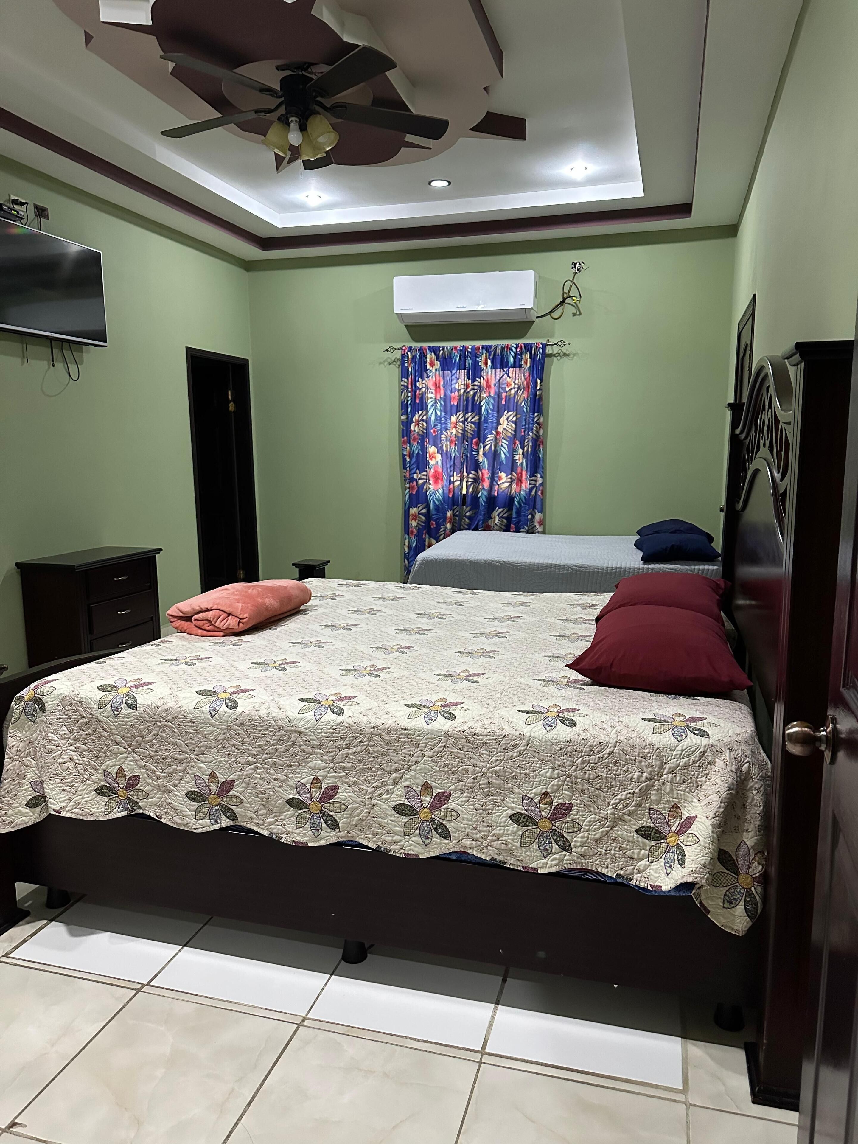 4 makuuhuonetta, silitysrauta/-lauta, ilmainen Wi-Fi, vuodevaatteet