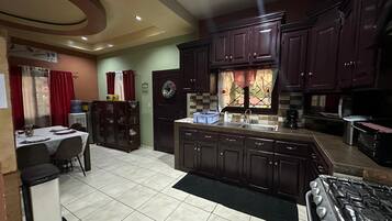 Een koelkast, een microgolfoven, een oven, een kookplaat