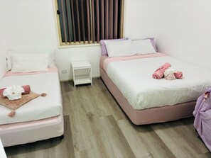 4 slaapkamers, een strijkplank/strijkijzer, gratis wifi, beddengoed