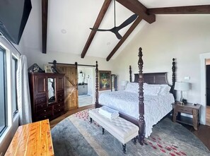 2 chambres, bureau, fer et planche à repasser, lit de bébé portatif