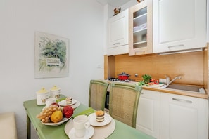 Fridge, oven, stovetop, coffee/tea maker