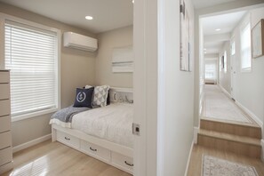 2 chambres, coffre-fort, fer et planche à repasser, lit de bébé portatif