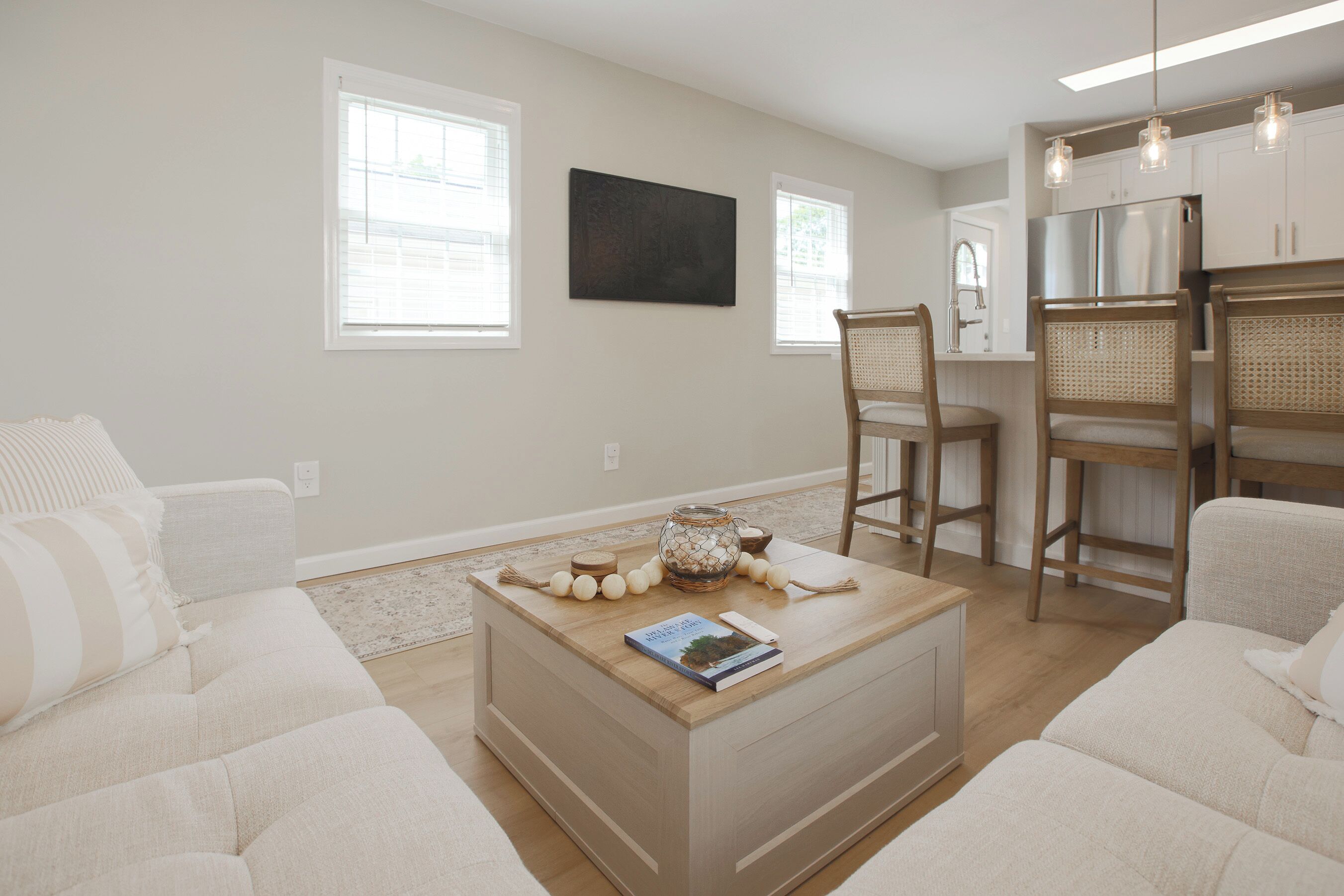 Una Smart TV, videojuegos, libros, un reproductor estéreo