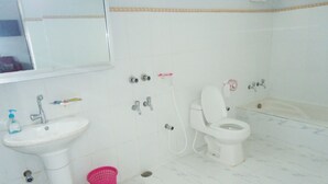 Une salle de bain avec un lavabo, des toilettes et une douche.