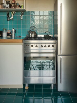 Fridge, oven, stovetop, dishwasher
