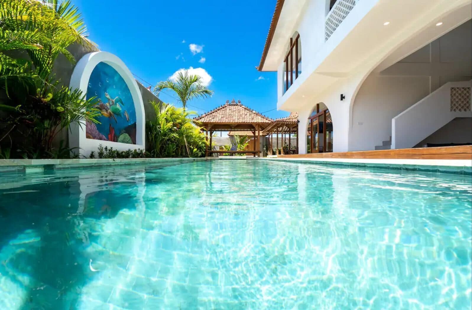 Una piscina al aire libre