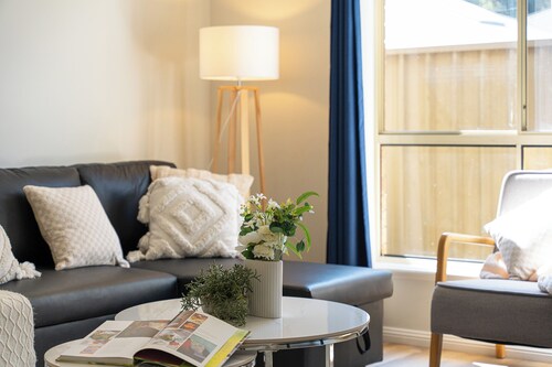 Tranquil 3BR Getaway - Near Sydney & Shopping