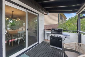 Outdoor dining - Arvada Getaway-Hot Tub, Game Room & Entertainment (Arvada)