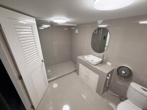 Comfort Shared Dormitory | Bathroom - Moonlight Bar and restaurant  (Koh Samui)