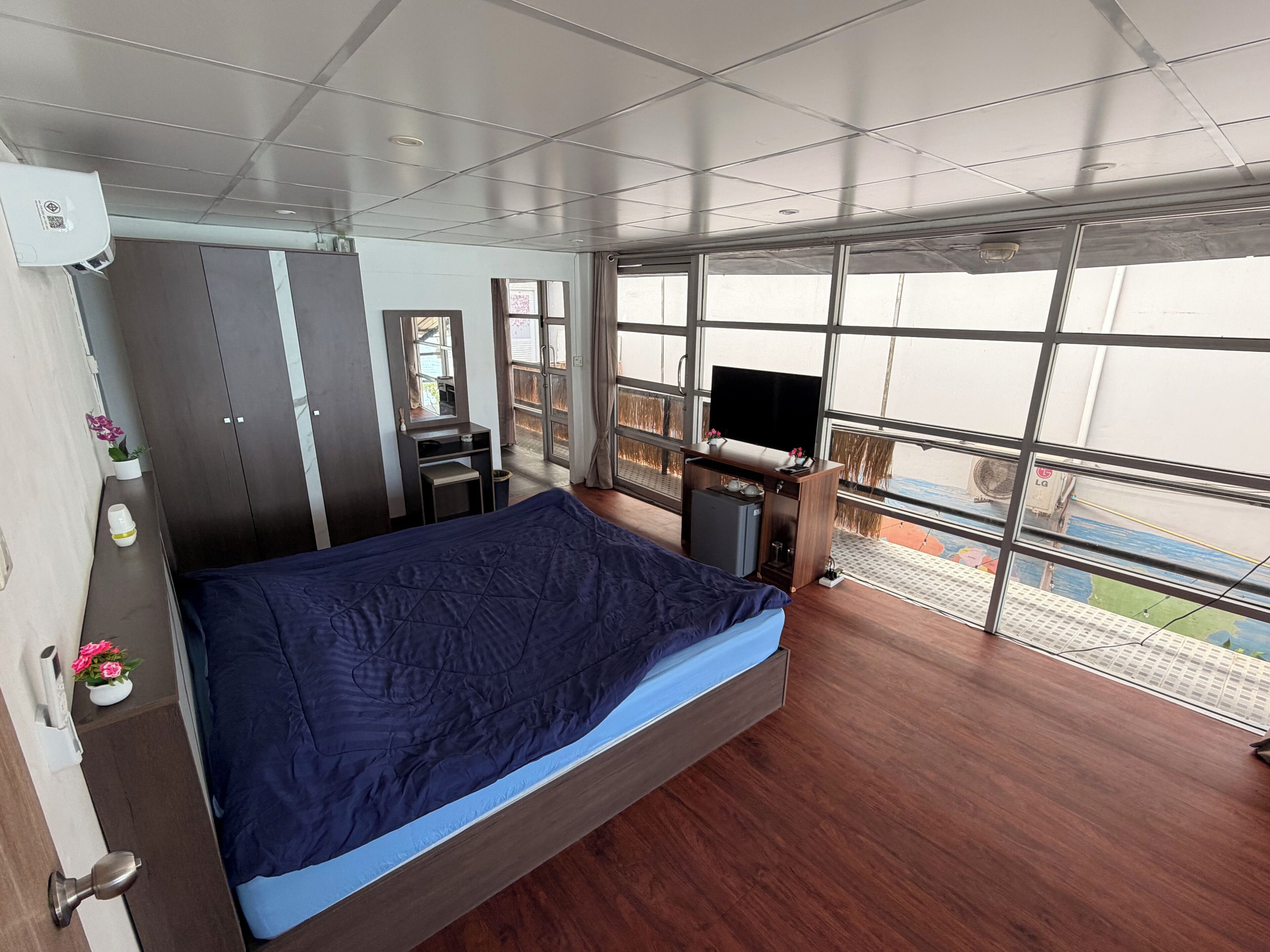 Free WiFi, bed sheets