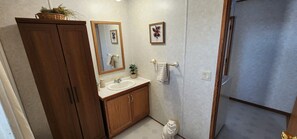 Secadora de cabello, toallas, jabón, papel de baño 
