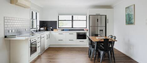 Réfrigérateur, micro-ondes, four, lave-vaisselle