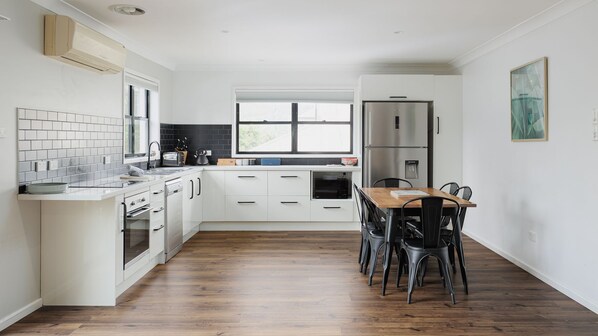 Fridge, microwave, oven, dishwasher - The Nest - in eclectic Bellingen (Bellingen)