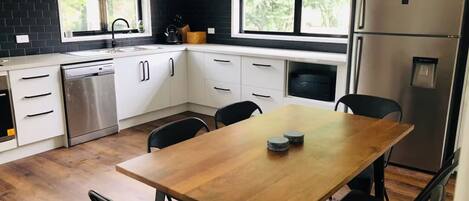 Frigorífico, microondas, horno y lavavajillas