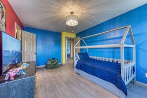 4 bedrooms, free WiFi, bed sheets - Luxury 2 Story 3 Car Garage Home (Las Vegas)