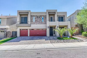 Exterior - Luxury 2 Story 3 Car Garage Home (Las Vegas)