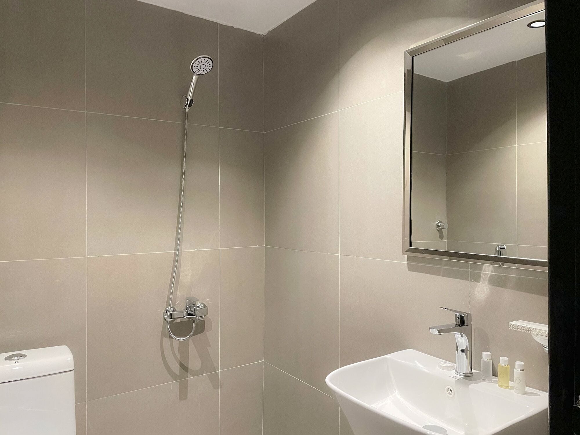 Superior appartement | Badkamer | Een douche, een haardroger, handdoeken, zeep